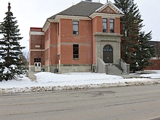 DonEBrook1's tweet photo. @FarmGirlCarrie Yup. I went to 1st grade at this place. I did actually walk to school in the snow. https://t.co/Z6i4AZyeVL