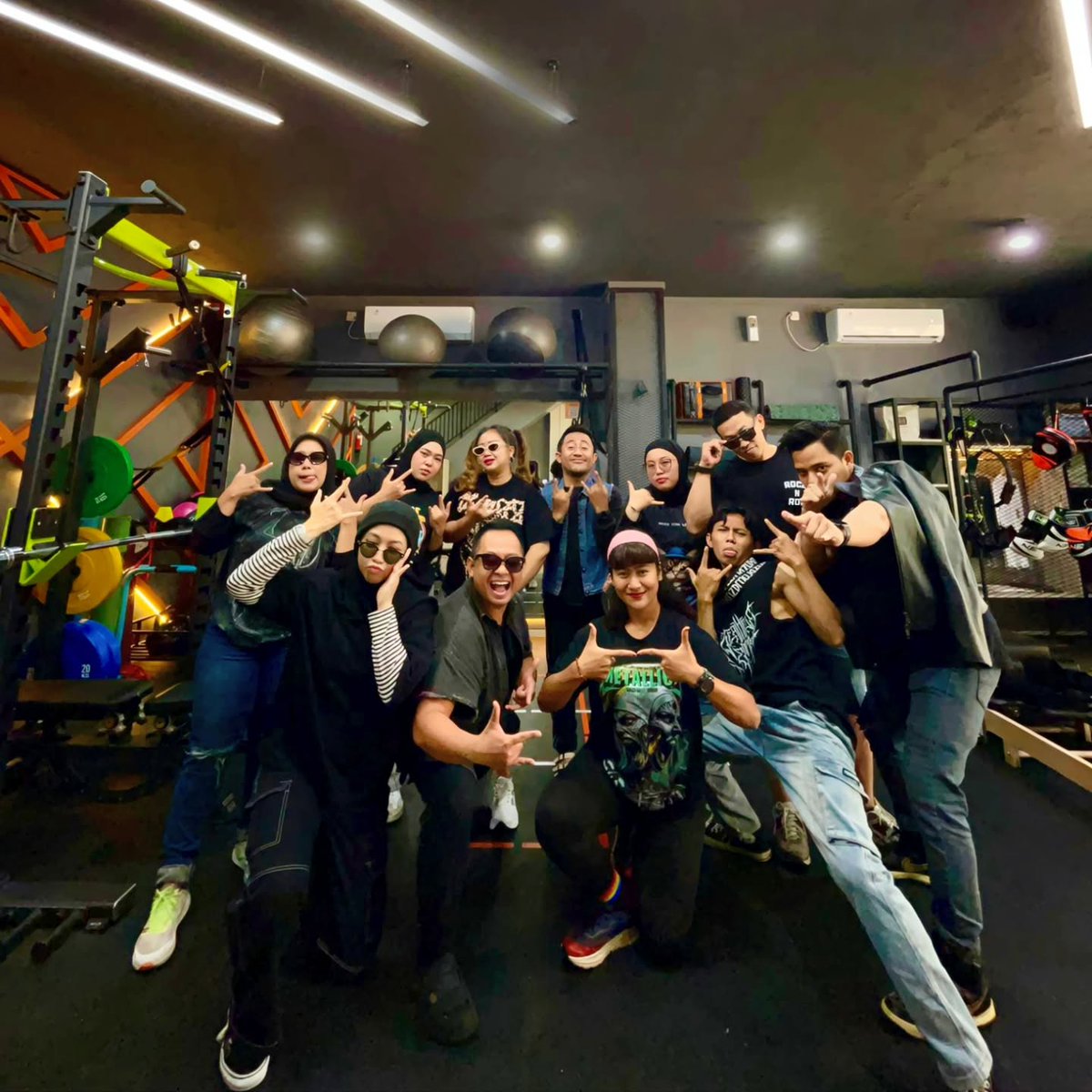 LeenaWolak's tweet photo. Tim HOM BintaRock bukan sekadar bekerja bersama, tetapi menyatukan tujuan, menjaga kepercayaan, dan saling menguatkan. Bersama, kami siap menjalankan setiap misi dengan dedikasi dan profesionalisme. Yuk, latihan beban di @hom. bintaro. https://t.co/lT8vWOAhb9