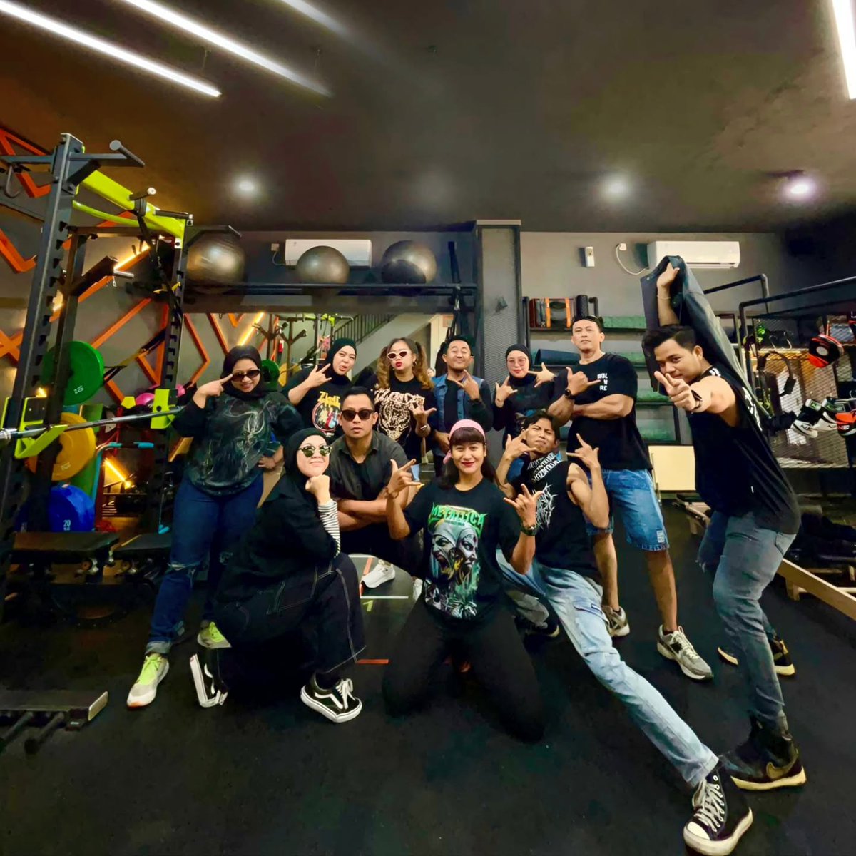 LeenaWolak's tweet photo. Tim HOM BintaRock bukan sekadar bekerja bersama, tetapi menyatukan tujuan, menjaga kepercayaan, dan saling menguatkan. Bersama, kami siap menjalankan setiap misi dengan dedikasi dan profesionalisme. Yuk, latihan beban di @hom. bintaro. https://t.co/lT8vWOAhb9