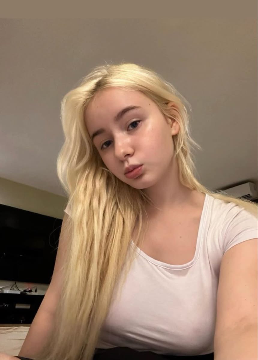 dashagartmanx's tweet photo. Quick selfie shoot🫶🏾 https://t.co/eXMwCp5qOG
