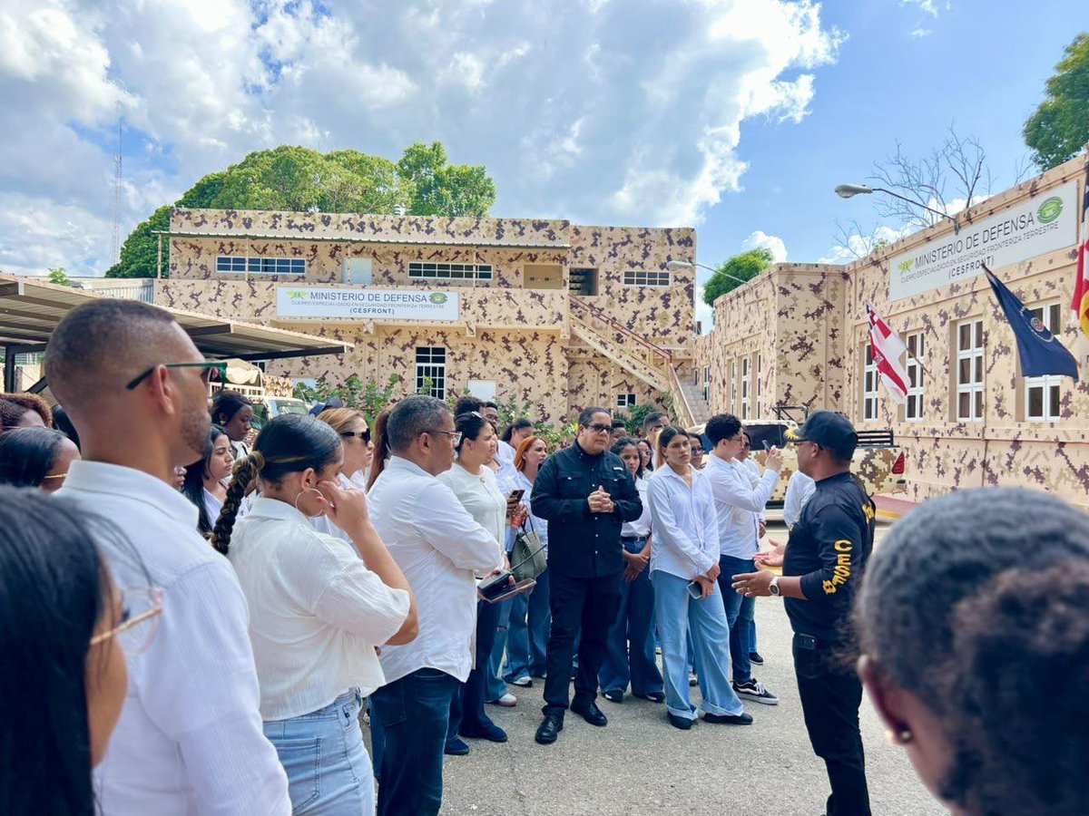 DIAC_RD's tweet photo. RECORRIDO HISTÓRICO POR LA FRONTERA con estudiantes de Relaciones Internacionales y Diplomacia de diversas universidades, integrantes de la organización DIPLOMACIA EN ACCIÓN RD (DIAC-RD). @DIAC_RD @ElicFernandez @MarcosDominiciB #DiplomaciaProactica #DiacRD https://t.co/WyXgqOWrai