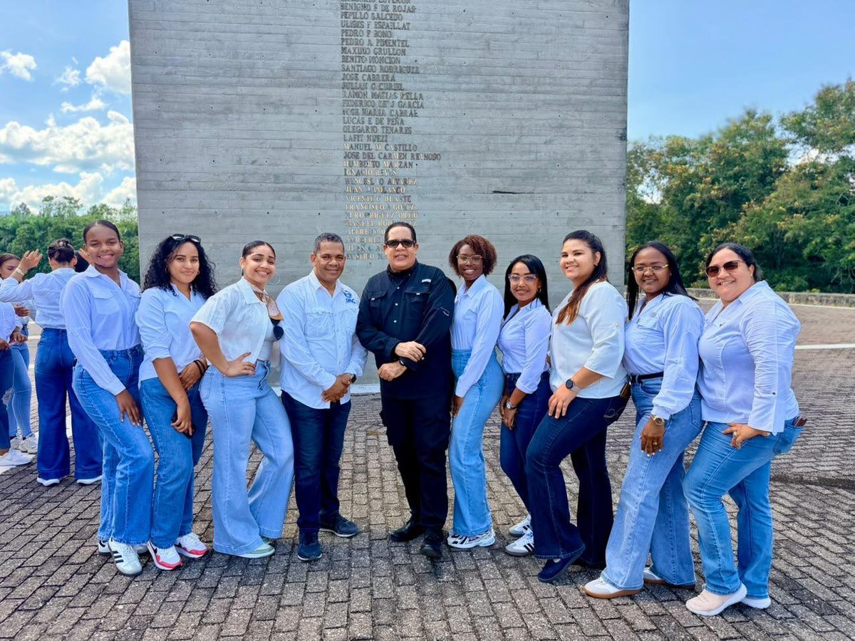 DIAC_RD's tweet photo. RECORRIDO HISTÓRICO POR LA FRONTERA con estudiantes de Relaciones Internacionales y Diplomacia de diversas universidades, integrantes de la organización DIPLOMACIA EN ACCIÓN RD (DIAC-RD). @DIAC_RD @ElicFernandez @MarcosDominiciB #DiplomaciaProactica #DiacRD https://t.co/WyXgqOWrai