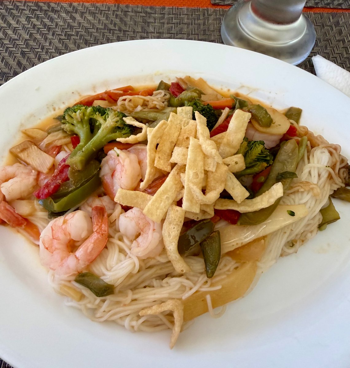 GilbertoEZayas's tweet photo. Veggies stir fry with rice noodles, shrimps 🍤 and wonton strips!! 😋🏝️🇵🇷🇺🇸☀️👋😘 https://t.co/d7vTItvoeg