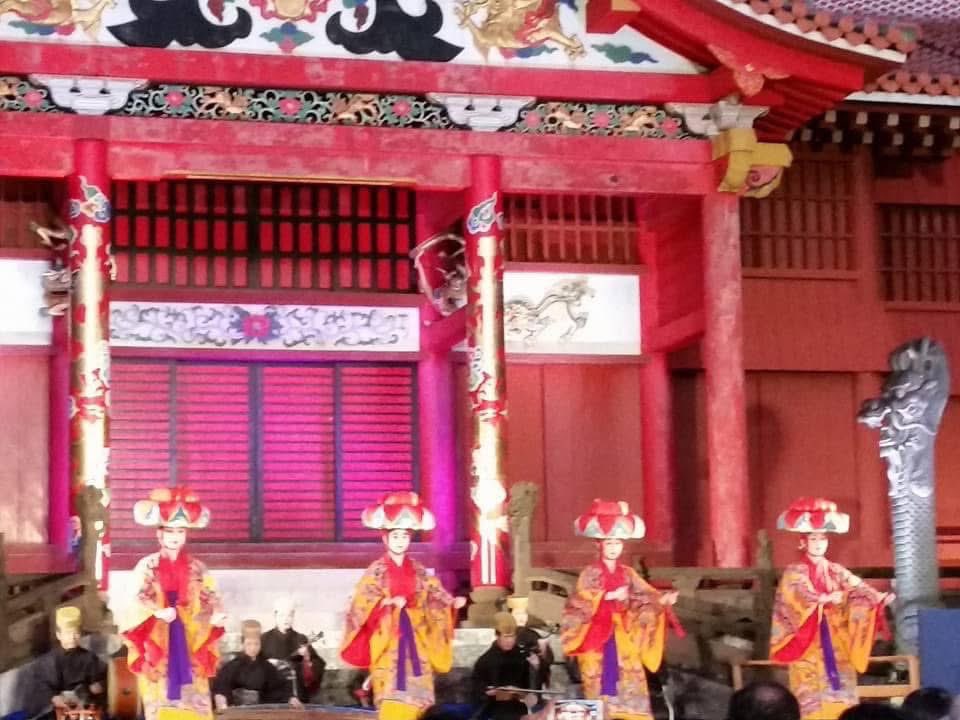 wkikuro's tweet photo. 【11年前の首里城中秋の宴】

十五夜ぬ首里
祝事はねーかち
御庭ぬ舞い照らす
月やさやか

11年前、首里城中秋の宴に行きました。正殿御庭特設ステージで演じられた琉球舞踊、人間国宝の演奏と舞踊、組踊を堪能しました。名月も雲間から顔を出してくれました。（冒頭の琉歌は自作です） https://t.co/7RM1TwRNVb