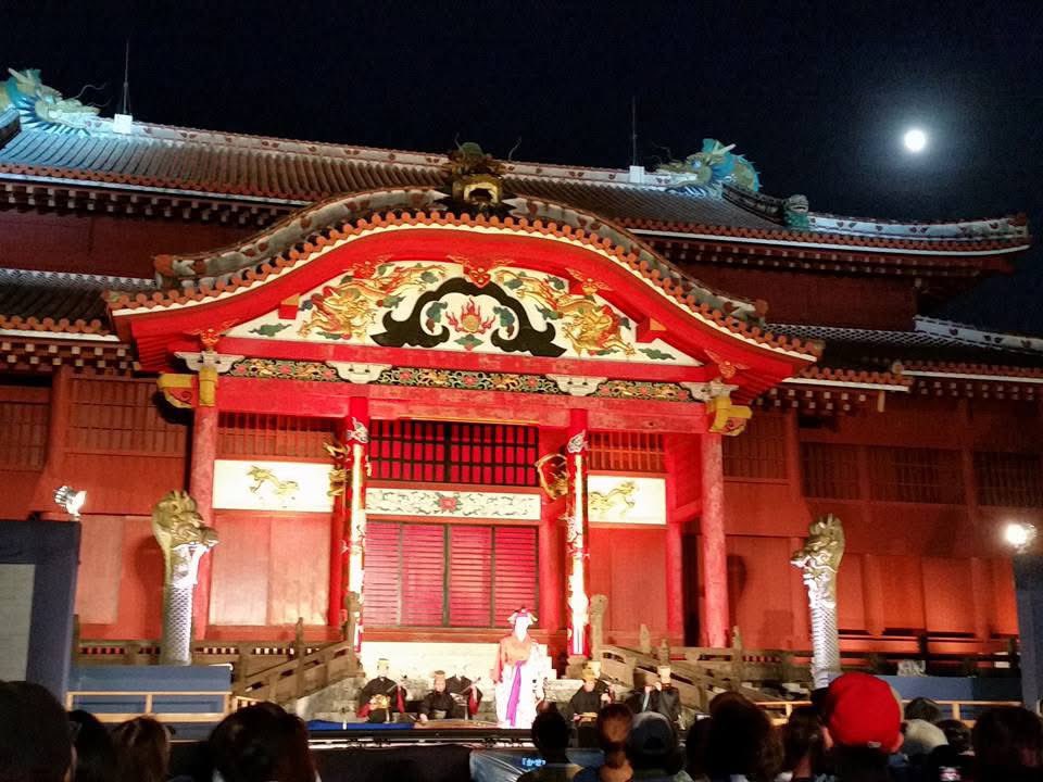 wkikuro's tweet photo. 【11年前の首里城中秋の宴】

十五夜ぬ首里
祝事はねーかち
御庭ぬ舞い照らす
月やさやか

11年前、首里城中秋の宴に行きました。正殿御庭特設ステージで演じられた琉球舞踊、人間国宝の演奏と舞踊、組踊を堪能しました。名月も雲間から顔を出してくれました。（冒頭の琉歌は自作です） https://t.co/7RM1TwRNVb