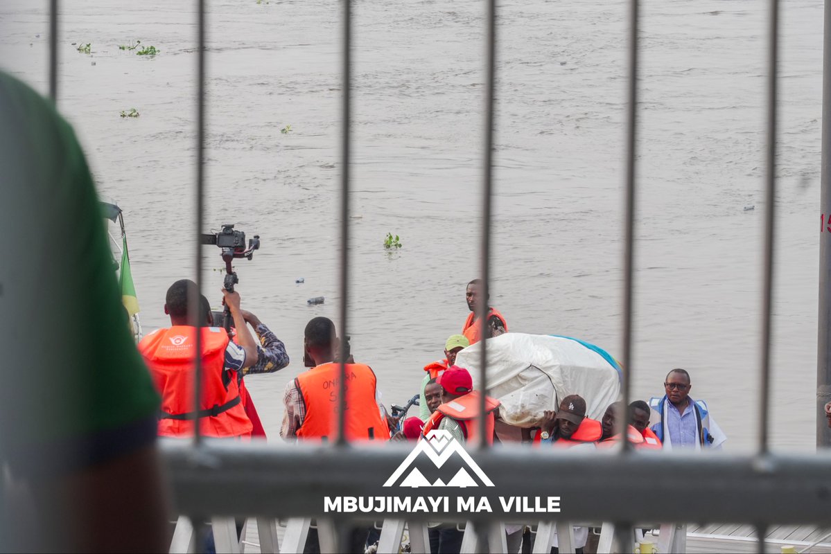 FelixKabuyi's tweet photo. #Kinshasa : La dépouille de Miguel Masaïsaï est arrivée via le fleuve Congo sous une vive émotion

Kinshasa | 25.9.2026 - C’est finalement aux alentours de 16 heures que la dépouille de Miguel Masaïsaï est arrivée à Kinshasa par le fleuve Congo, accostant au Beach ONATRA. Prévu plus tôt dans la journée, le traversée du cortège funèbre depuis Brazzaville a subi des retards liés à l'accomplissement des formalités administratives.

L'accueil s'est déroulé en présence de plusieurs personnalités et représentants d'organisations, notamment le président du Conseil National de la Jeunesse (CNJ), Claude Mbuyi, le représentant du ministre des Sports, des responsables de la Fédération Congolaise de Cyclisme (FECOCY), ainsi que des délégués de nombreuses structures de jeunes.

Après son arrivée au Beach, la dépouille a été acheminée en cortège vers la morgue de l'Hôpital du Cinquantenaire. Tout au long du trajet, une foule très émue, marquée par une forte présence de cyclistes et de jeunes mobilisés, a accompagné le convoi sous des regards empreints de chagrin et d'émotion.

Les proches, la famille sportive et les mouvements de jeunesse restent désormais dans l'attente du programme officiel des obsèques.

@Presidence_RDC @CnjRDC @MinSport_Loisir 
#RDC  @MiguelMasad