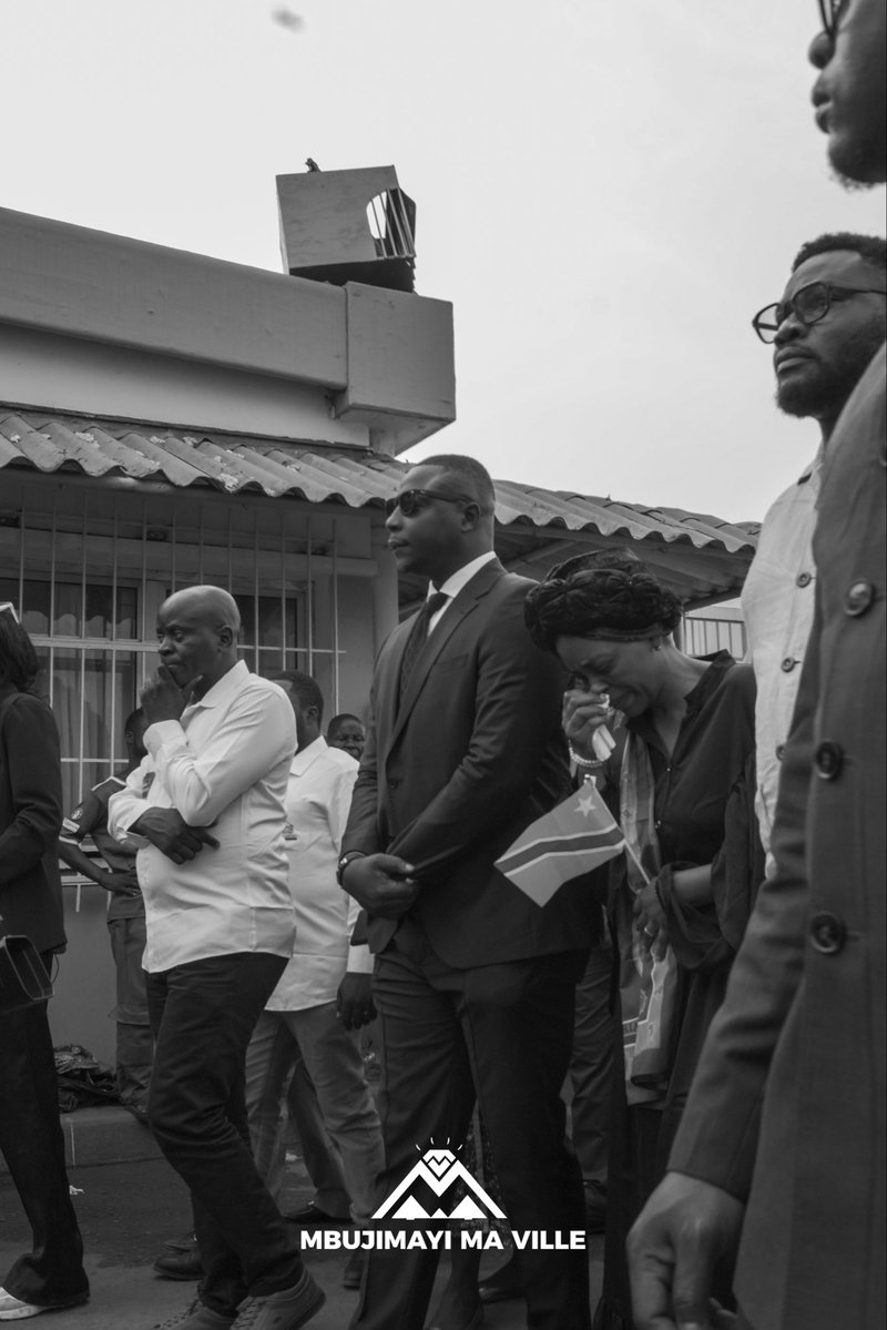 FelixKabuyi's tweet photo. #Kinshasa : La dépouille de Miguel Masaïsaï est arrivée via le fleuve Congo sous une vive émotion

Kinshasa | 25.9.2026 - C’est finalement aux alentours de 16 heures que la dépouille de Miguel Masaïsaï est arrivée à Kinshasa par le fleuve Congo, accostant au Beach ONATRA. Prévu plus tôt dans la journée, le traversée du cortège funèbre depuis Brazzaville a subi des retards liés à l'accomplissement des formalités administratives.

L'accueil s'est déroulé en présence de plusieurs personnalités et représentants d'organisations, notamment le président du Conseil National de la Jeunesse (CNJ), Claude Mbuyi, le représentant du ministre des Sports, des responsables de la Fédération Congolaise de Cyclisme (FECOCY), ainsi que des délégués de nombreuses structures de jeunes.

Après son arrivée au Beach, la dépouille a été acheminée en cortège vers la morgue de l'Hôpital du Cinquantenaire. Tout au long du trajet, une foule très émue, marquée par une forte présence de cyclistes et de jeunes mobilisés, a accompagné le convoi sous des regards empreints de chagrin et d'émotion.

Les proches, la famille sportive et les mouvements de jeunesse restent désormais dans l'attente du programme officiel des obsèques.

@Presidence_RDC @CnjRDC @MinSport_Loisir 
#RDC  @MiguelMasad
