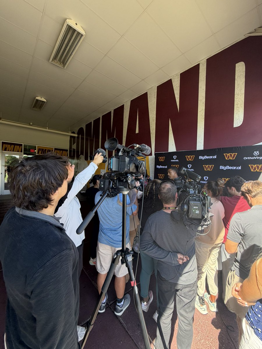 AlexFlumTV's tweet photo. Loved having my @merrillcollege sports broadcasting students at today’s @Commanders practice. They got real world experience reporting on the team and interviewing players. 

Huge thanks to @Wash_PR for making this happen again this year! https://t.co/PcWeC4tgDA