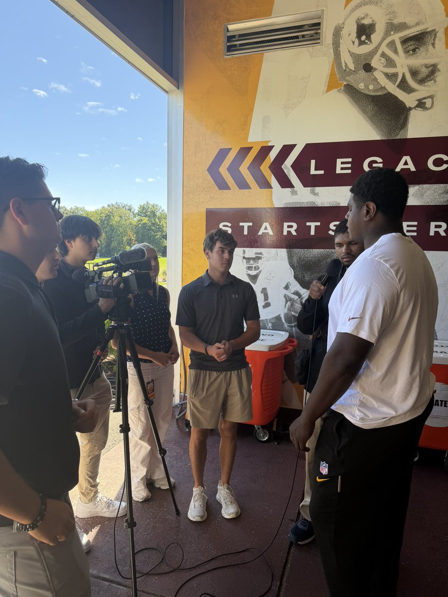 AlexFlumTV's tweet photo. Loved having my @merrillcollege sports broadcasting students at today’s @Commanders practice. They got real world experience reporting on the team and interviewing players. 

Huge thanks to @Wash_PR for making this happen again this year! https://t.co/PcWeC4tgDA