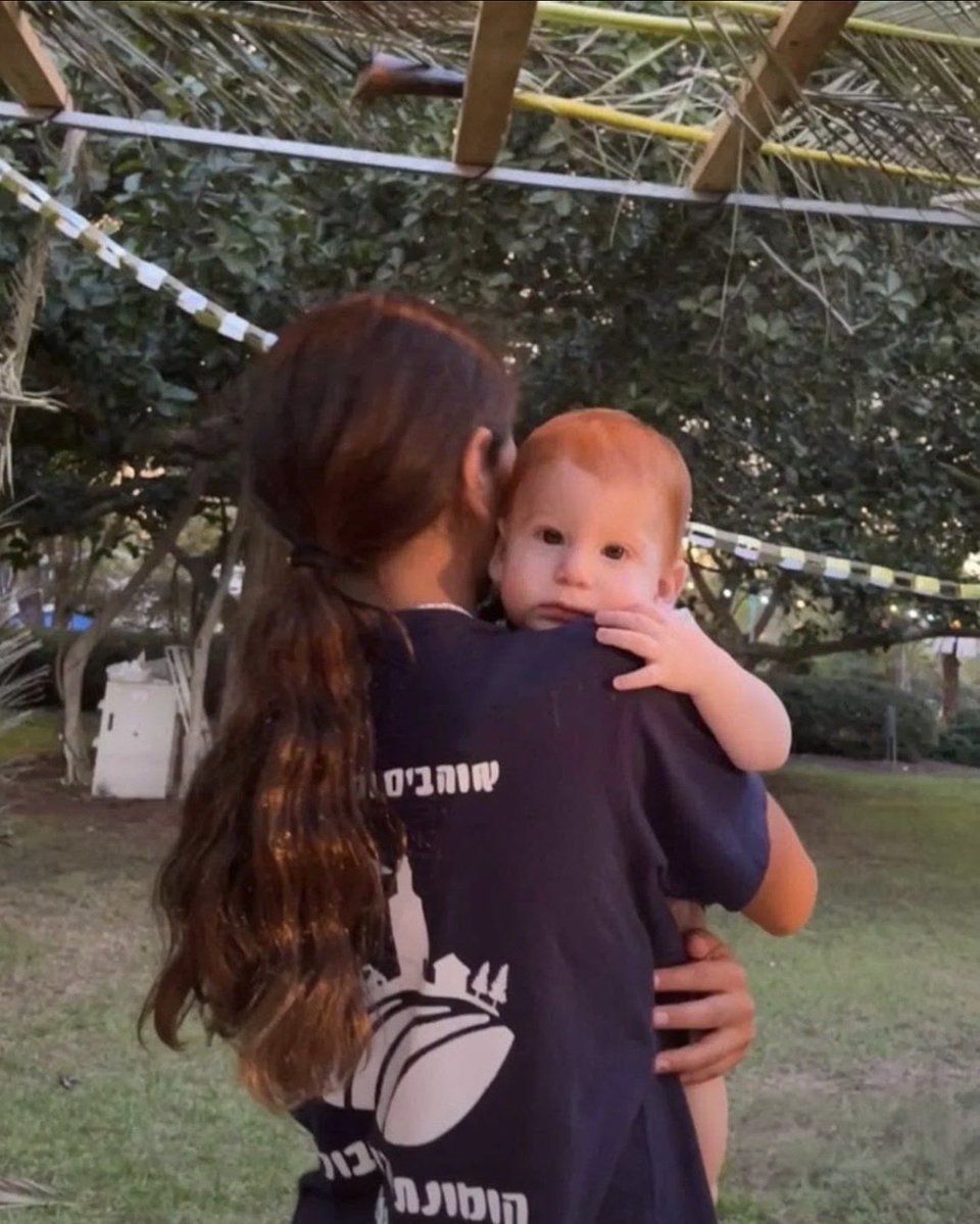 LeaFbpe's tweet photo. Une image qui serre le cœur. Un si petit enfant, emporté si injustement par la violence. Pensées pour Kfir et pour tous ceux qui ont été victimes de cette tragédie. 🕊️ https://t.co/pl2zkHlOBY