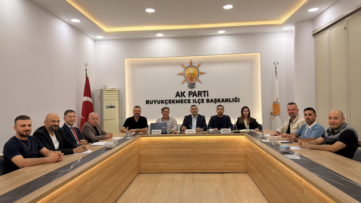RYagar's tweet photo. Pazar günü milletvekillerimizin katılımıyla gerçekleştireceğimiz Türkiye Yüzyılı Buluşmaları programlarımız öncesinde hazırlıklarımızı ve saha çalışmalarımızı istişare etmek üzere toplantımızı gerçekleştirdik.

Sahada daha güçlü, teşkilatımızda daha koordineli ve hemşehrilerimizle daha güçlü bir iletişim kurmak için çalışmalarımızı titizlikle sürdürüyoruz.

Türkiye Yüzyılı hedeflerimiz doğrultusunda, Büyükçekmece’mizin her mahallesinde, her sokağında milletimizle birlikte çalışmaya devam ediyoruz.

@akpartiistanbul 
@abdullahozdemir 
@akbcekmece