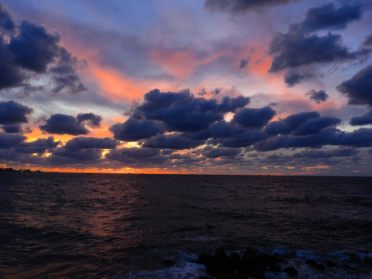 CODEX400's tweet photo. النظر إلى السماء شفاء ❤️ 
Today's sunset https://t.co/Ewcw2YaRMQ