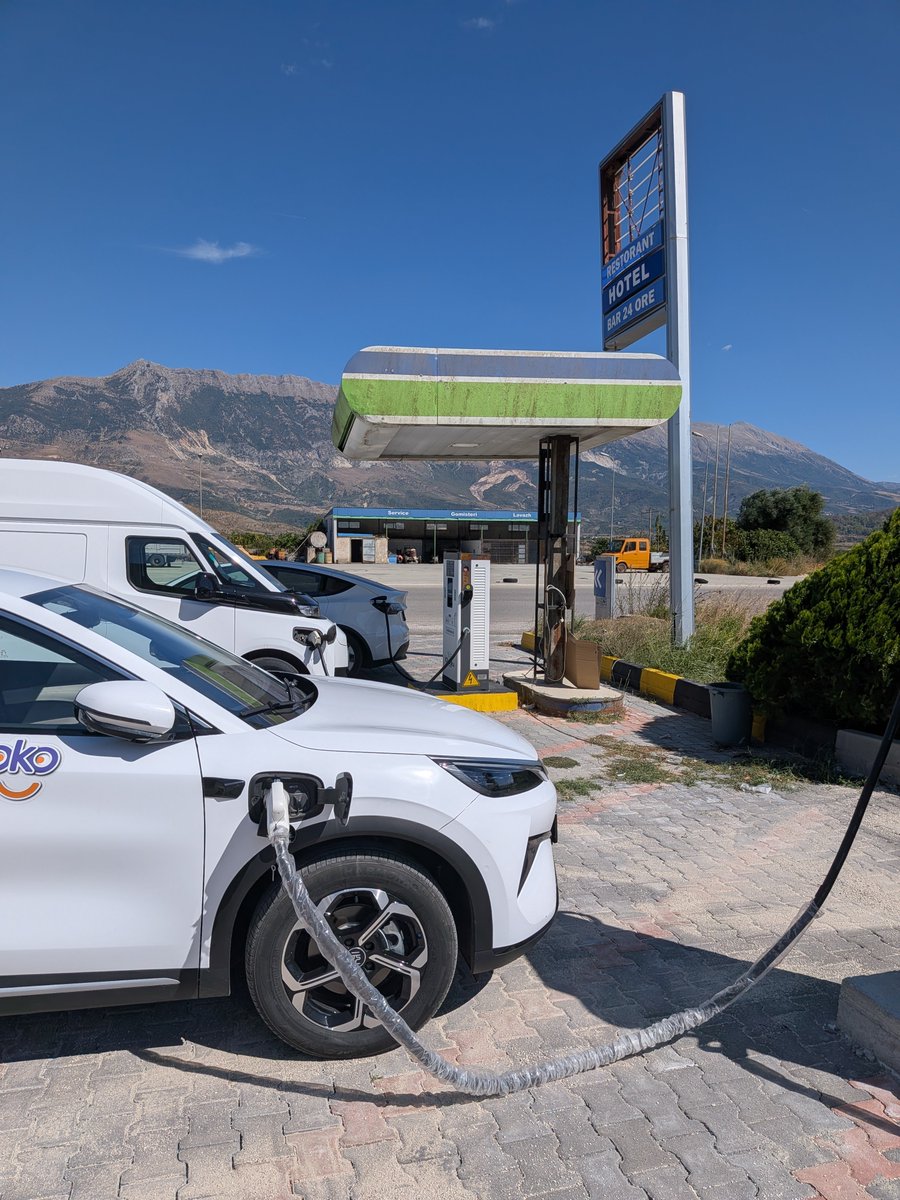 TeslaPierre's tweet photo. 🚗 Tesla Tour mit Hotel, Appartement und Camping 

von Deutschland nach Österreich, Slowenien, Kroatien, Montenegro, Albanien und zu Griechenland.

Tesla Supercharger für 95 % der Strecke den rest bei anderen Ladestationen, Parken oder Übernachtungen.

Starlink für z.B. die Ladestation Freischaltung mit der iCharge APP in Albanien.

In Griechenland Octopus electroverse APP oder Ladekarte.

Einen Monat Starlink kostenlos: https://t.co/OJiLa20sCv

#tesla #Ladestation #tour