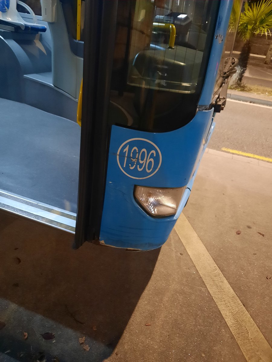 Paraguastown's tweet photo. Estamos parados en Fontiñas porque el bus de la línea C2 se ha parado para consternación del pobre chófer. Estas son las tartanas con las que @monbusinfo cubre el trayecto urbano de Santiago. Y @PazodeRaxoi lo permite. https://t.co/S7svZHPBqz