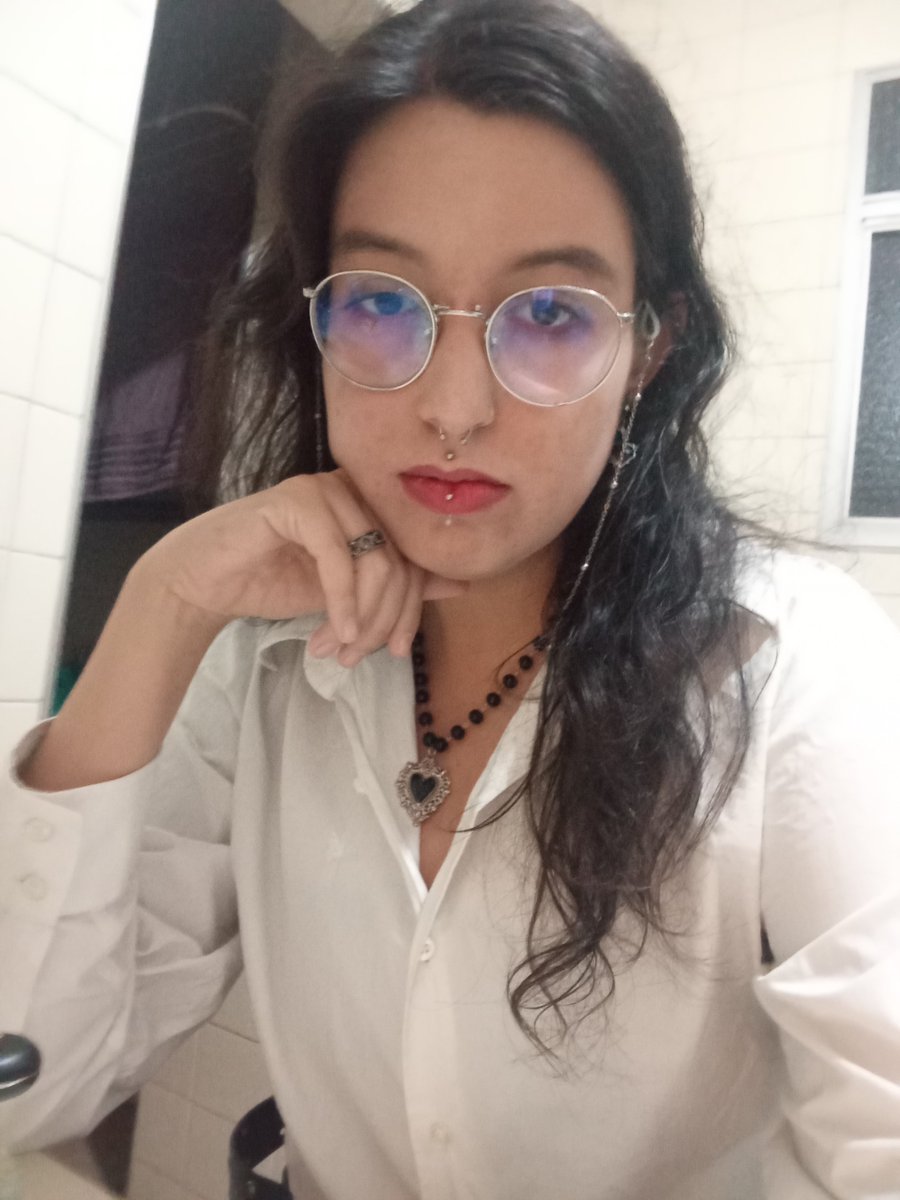 GiuliaF83487720's tweet photo. Eu / minha colinha https://t.co/HycYuuwekx