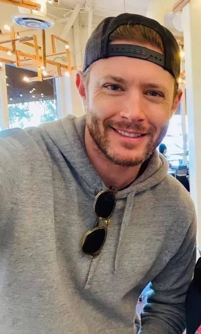 holywaterdean's tweet photo. i fear Jensen in a backwards cap will have me in a chokehold for the rest of my life https://t.co/7Td28dqvvH
