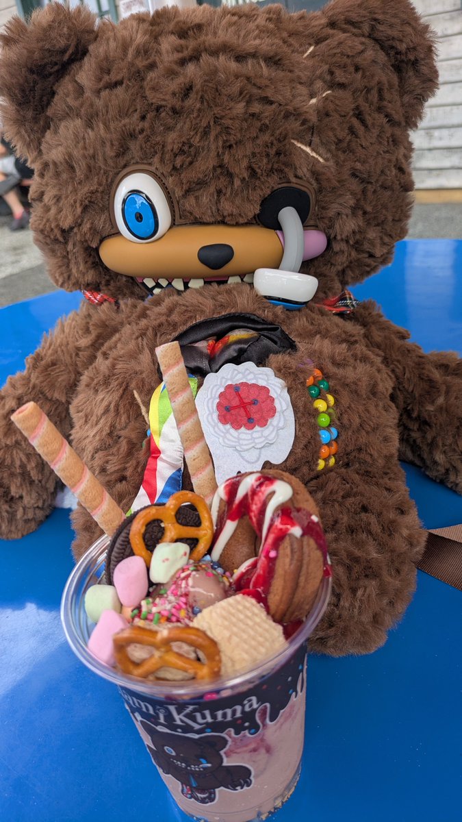 ManaDuffy's tweet photo. 絶叫系とおばけ屋敷苦手女なんだけど
貞子は絶叫系じゃないと思って
乗り込んだら良くわからんグルグル
回る暗闇絶叫系で、何がなんだかわかんなくて半泣きになり
「ハミクマサンデー食べたい…」
って泣きながら言って食べたやつ
美味しかった♡
こんなんでご機嫌になるアラフォーおばちゃんです！笑 https://t.co/vNjmgRLTk3