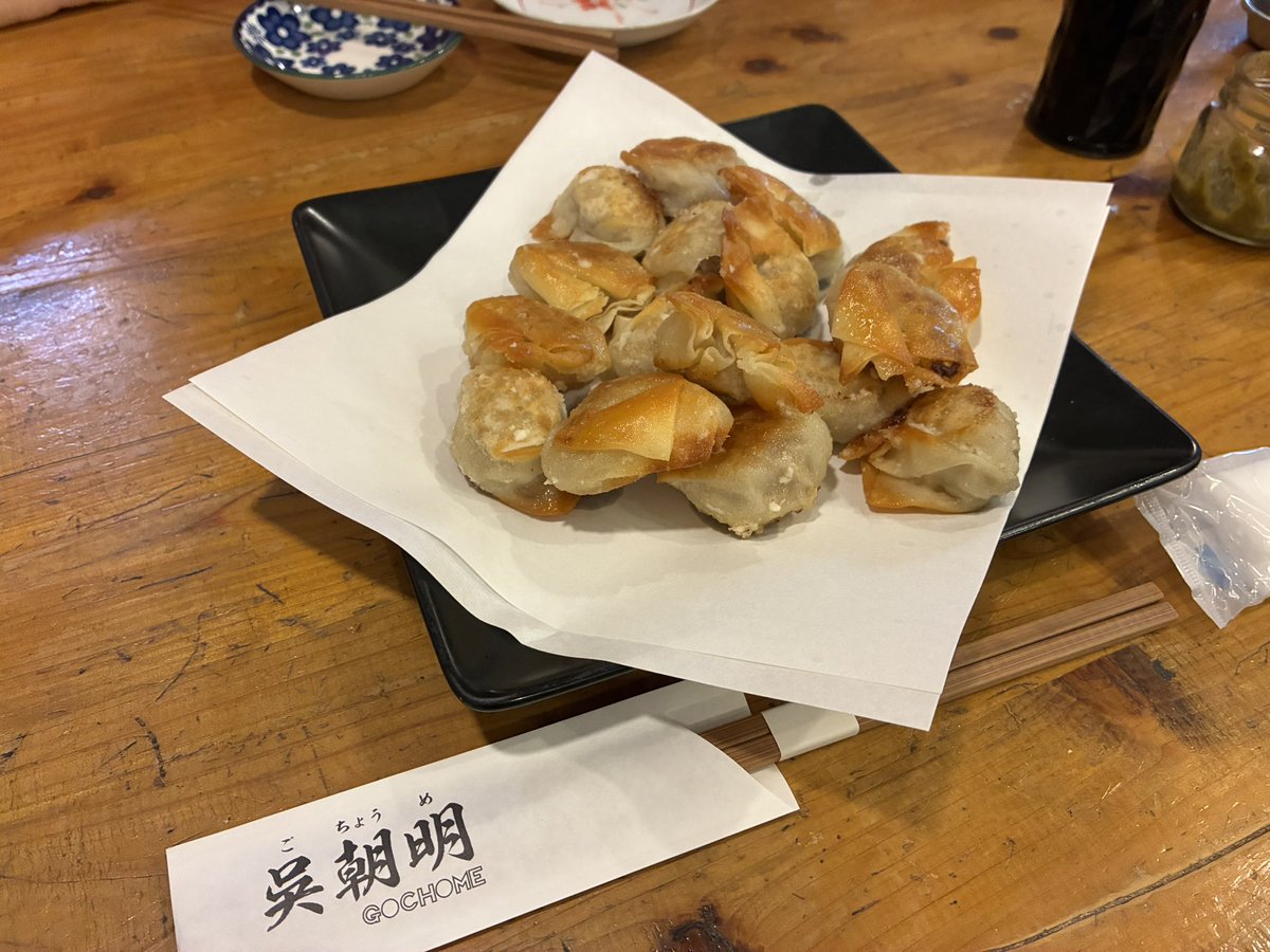 youngman2004's tweet photo. 30年ぶりの焼きワンタン@親不孝通りの呉朝明。
まさか現役営業中とは思わなかったので衝動的に入店。
変わらず美味かった！
夜ご飯食べた直後だったのに美味しかった！
思い出も最大の調味料なんだなぁ、あつき。 https://t.co/yEKg34MYzL