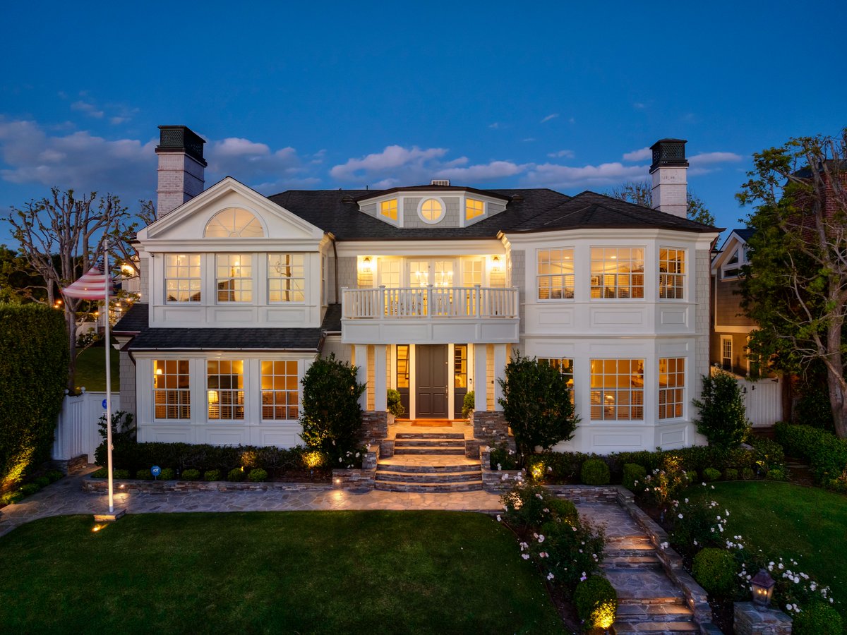 SoBayREexperts's tweet photo. Record set. 814 Pacific Ave, Manhattan Beach: sold for $25.6M, the highest residential sale in the city's history. Off market, multiple offers. Honored to have co-represented the sellers 🏆

#manhattanbeach #LuxuryRealEstate https://t.co/21AAgFXsKM