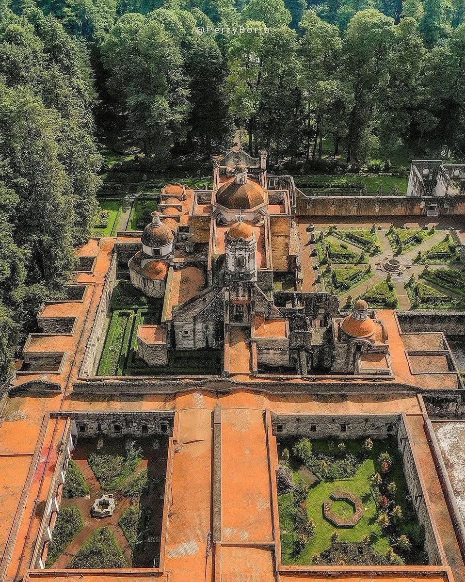 EspirituCurioso's tweet photo. ¿Sabías que este convento tiene más de 420 años de historia y está rodeado por uno de los bosques más importantes de la Ciudad de México? 🌲

Se trata del Convento del Desierto de los Leones, en Cuajimalpa. Su origen se remonta a principios del siglo XVII, cuando los Carmelitas Descalzos buscaron un sitio apartado de la ciudad para llevar una vida de retiro y contemplación.

La primera piedra del convento se colocó el 23 de enero de 1606, por lo que su historia tiene ya más de cuatro siglos. El conjunto original quedó terminado en 1611, aunque el edificio que vemos actualmente es resultado de una reconstrucción posterior.

Un fuerte sismo ocurrido en 1711 dañó seriamente el antiguo convento. En 1722 comenzó la construcción de un nuevo conjunto bajo la dirección del arquitecto Miguel de Rivera, y buena parte de lo que hoy vemos corresponde a esa etapa del siglo XVIII.

¿Y por qué se llama “Desierto” si está en medio de un bosque?

Para los Carmelitas Descalzos, un “desierto” no tenía que ser un lugar árido. Era un sitio apartado de las ciudades, destinado al retiro espiritual. Por eso el lugar recibió originalmente el nombre de Santo Desierto de Nuestra Señora del Carmen de los Montes de Santa Fe.

Lo de “los Leones” tiene dos explicaciones históricas. Una relaciona el nombre con una familia de apellido León que tuvo relación con los terrenos y representó a los carmelitas en asuntos legales. Otra versión lo vincula con la presencia de felinos silvestres en la zona. Los registros históricos del INAH documentan especialmente la relación con la familia León.

Y este lugar no era solamente un convento.

El complejo incluía la iglesia, las áreas donde vivían los religiosos, huertas, jardines, espacios de trabajo y varias ermitas construidas dentro del enorme perímetro destinado al retiro de los frailes. También contaba con un sistema hidráulico propio para aprovechar el agua de los manantiales de la zona.

Todo el conjunto fue pensado para funcionar en medio del bosque, lejos del movimiento de la ciudad. Hoy forma parte del Parque Nacional Desierto de los Leones, un área natural de 1,529 hectáreas dominada por bosques de coníferas.

Por eso esta imagen resulta tan particular. En medio de una enorme extensión de árboles aparece un conjunto arquitectónico que comenzó a construirse cuando la Ciudad de México todavía era la capital de la Nueva España.

Más de cuatro siglos después, el antiguo convento sigue rodeado prácticamente por el mismo elemento que llevó a los Carmelitas hasta este lugar: el bosque.

Espíritu Curioso, ¿te gustaría conocer este antiguo convento o prefieres recorrer los bosques que lo rodean? 👀

📸 IG: perryborja