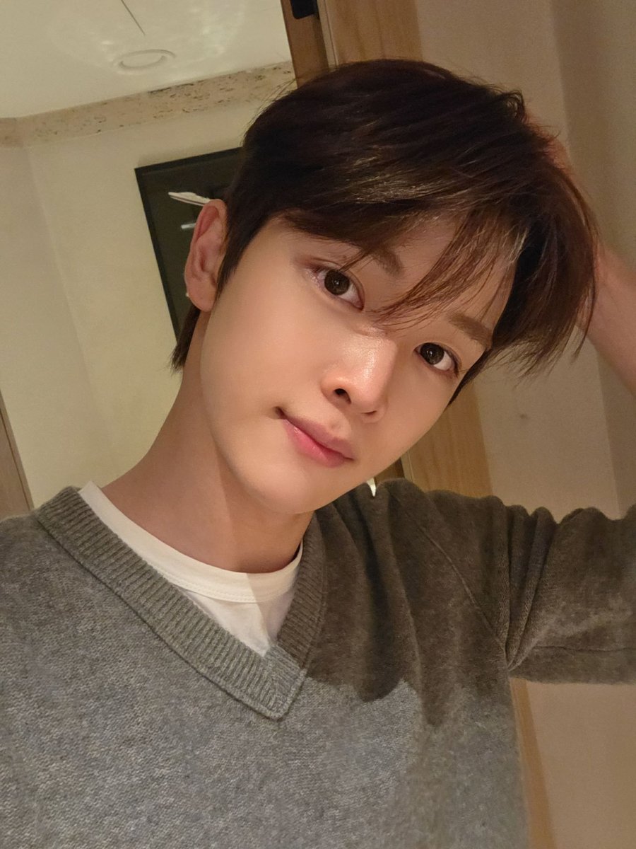 songqmin's tweet photo. jinsu arrived in milan, super #proud 🫳🏻🥺 https://t.co/h5bUej7511