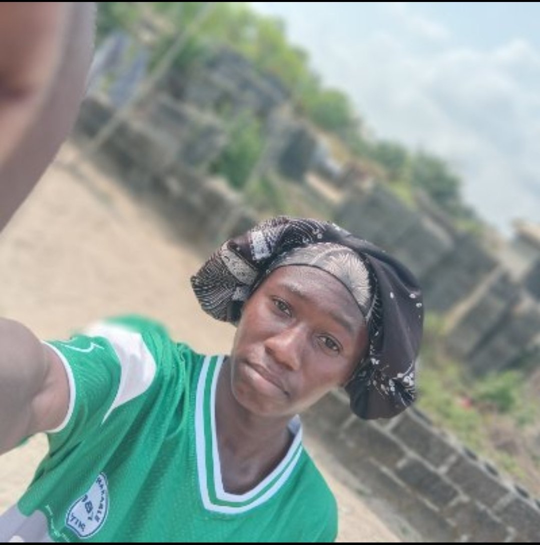 withtheghost_'s tweet photo. @iamYumzin @adeyemi_NSNV Nah you be this? lol 😂 https://t.co/ZuoFRT19zr