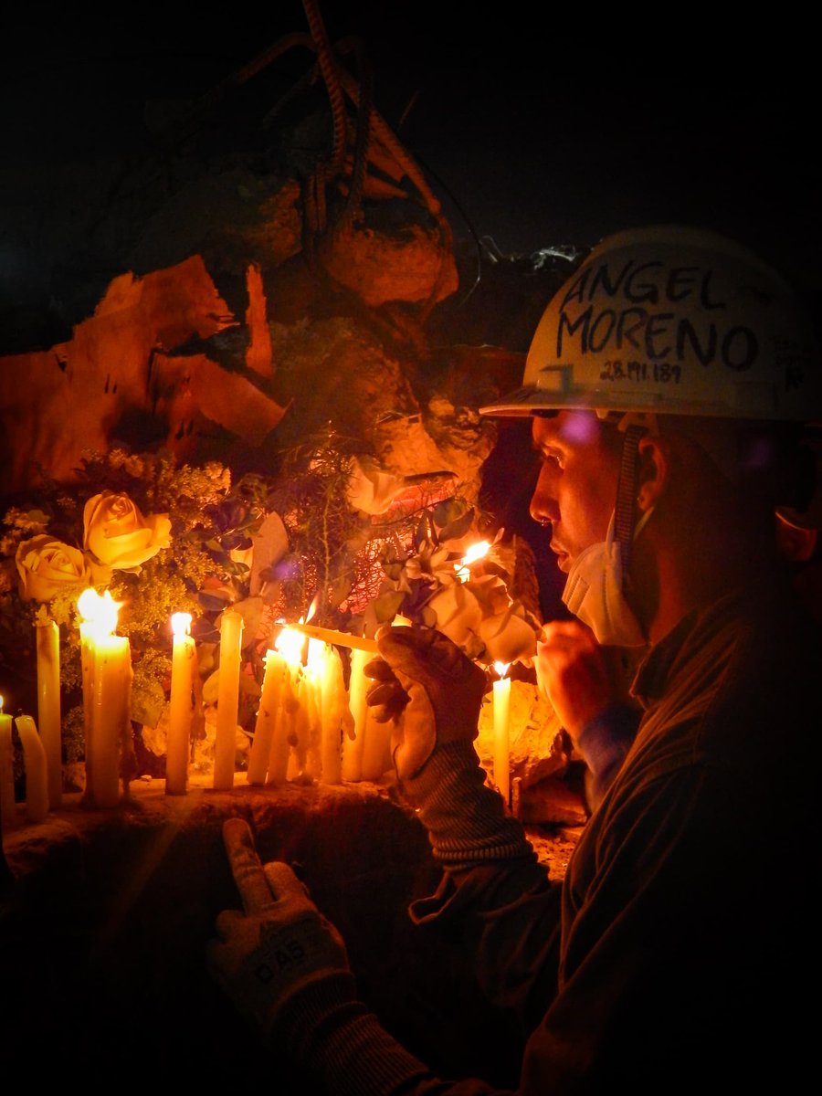 AngelMoreno_LM's tweet photo. Cambié de casco anoche luego de la conmemoración de los tres meses del doble terremoto. Así como me ven ahora, táctico, con mis herramientas, equipamiento, etc... El pimer día yo me vine en franelilla, sin guantes ni casco. Lo demás son bendiciones que han llegado para continuar. https://t.co/lAdvwa7A1a