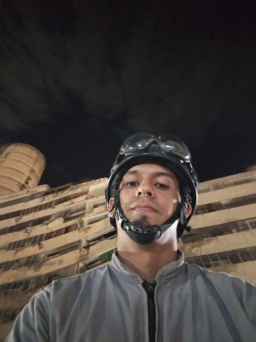 AngelMoreno_LM's tweet photo. Cambié de casco anoche luego de la conmemoración de los tres meses del doble terremoto. Así como me ven ahora, táctico, con mis herramientas, equipamiento, etc... El pimer día yo me vine en franelilla, sin guantes ni casco. Lo demás son bendiciones que han llegado para continuar. https://t.co/lAdvwa7A1a