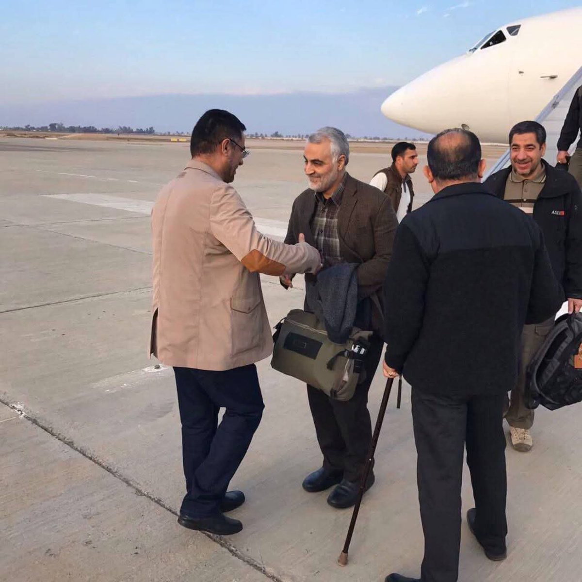 AlqadmAlthar's tweet photo. قال: «لن أسمح بسقوط بغداد»، واستشهد في مطار بغداد.

ليردّ عليه الجبناء والمنافقين عديمي الكرامة بمحاصرة أهله وشعبه، خضوعًا وتضرعًا وطاعةً للأمريكي. https://t.co/fniW3RLIjL