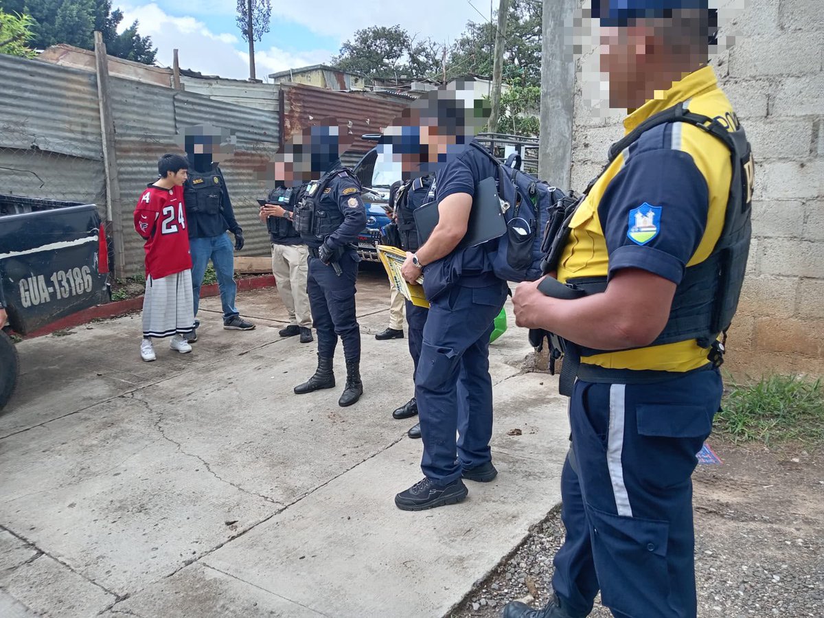 sebastiansiero's tweet photo. ¡El Smurf fue capturado! 🚨🚨🚨

Derivado de varias denuncias por extorsión, hoy se detuvo en El Carmen, a Ángel, alias el “Smurf”, un terrorista del Barrio 18.

En el allanamiento se incautaron armas de fuego, municiones, chalecos antibalas y celulares. Los delincuentes siguen cayendo, gracias a las acciones de seguridad policial.