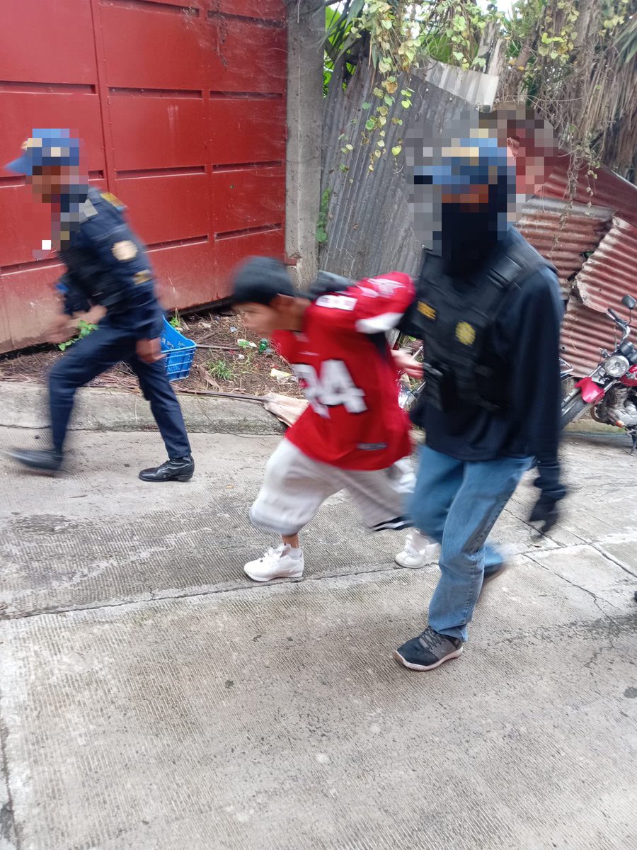 sebastiansiero's tweet photo. ¡El Smurf fue capturado! 🚨🚨🚨

Derivado de varias denuncias por extorsión, hoy se detuvo en El Carmen, a Ángel, alias el “Smurf”, un terrorista del Barrio 18.

En el allanamiento se incautaron armas de fuego, municiones, chalecos antibalas y celulares. Los delincuentes siguen cayendo, gracias a las acciones de seguridad policial.