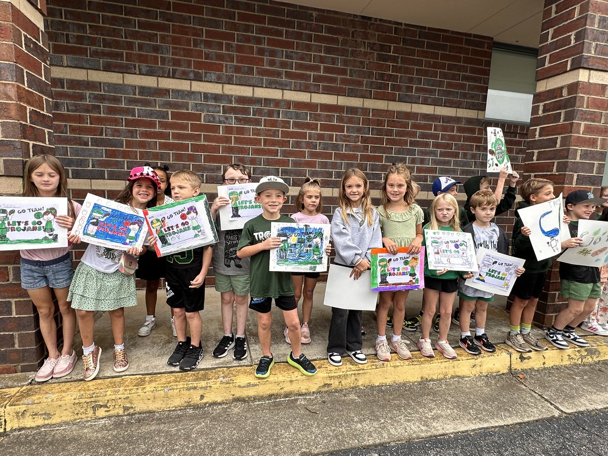 CrockerMama's tweet photo. We enjoyed the homecoming parade and cheering for the Trojans @MVESGainesville ! #funinfirst https://t.co/IN2K7adfRR