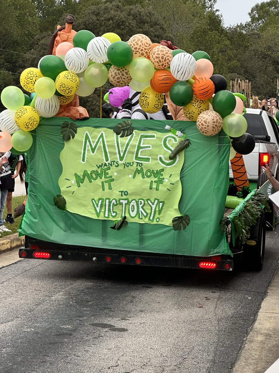 CrockerMama's tweet photo. We enjoyed the homecoming parade and cheering for the Trojans @MVESGainesville ! #funinfirst https://t.co/IN2K7adfRR
