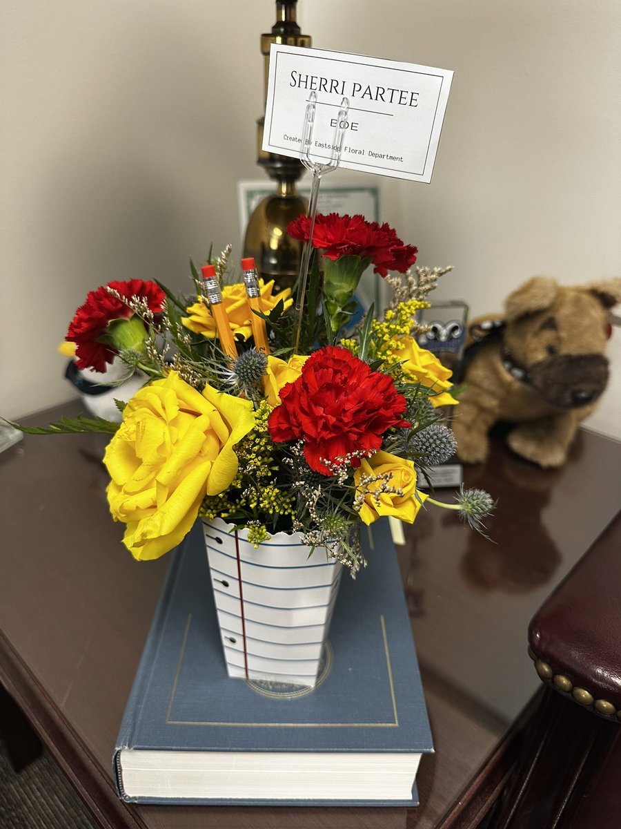 SherriPartee's tweet photo. First monthly floral arrangement from @EHS_Eagles FFA is a hit!!! Love this program!!! https://t.co/PogO4b8RA2