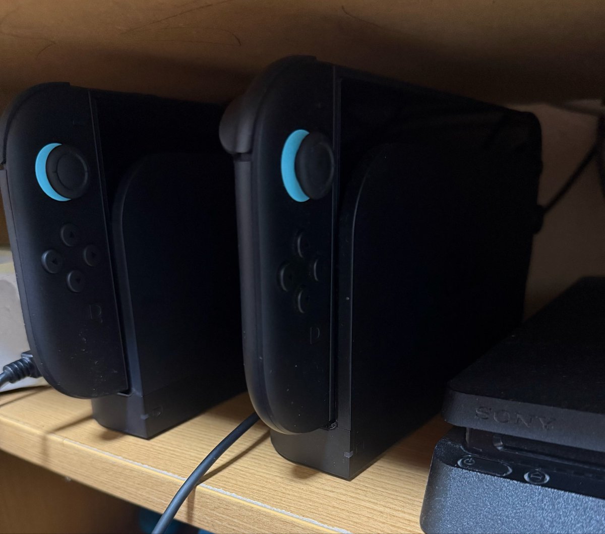 shiwouta's tweet photo. テレビのHDMIが4個しかなくて、レコーダー2台、Switch2、PS4で埋まっとったのを500円ほどで買った分配器かます事によってSwitch2をもう1台追加できる様にした。

これでやっと値上げ前に買ったSwitch2を箱から出せた👀

キーカードとかセーブデータ移さねば😑 https://t.co/aEcFaWaOQT