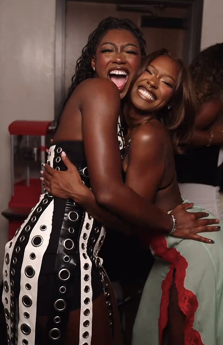 AniyaCentral's tweet photo. ANIYA AND SERENA! This is the moment! https://t.co/pWkSOLsK9q