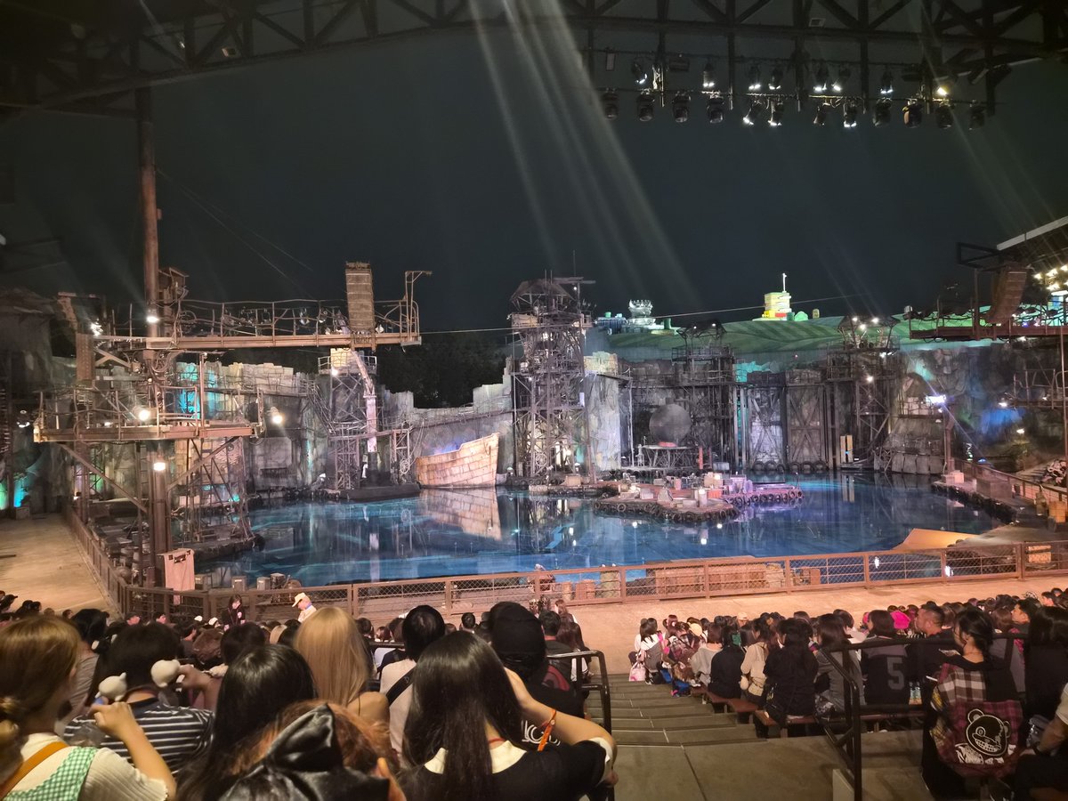 suk00002's tweet photo. 今年も職場のみんなとハロウィンオールナイトしてきた😻
ショー当たったし疲れたけどまた来年もいけたらいいな😻 https://t.co/PnwpkjIf8U