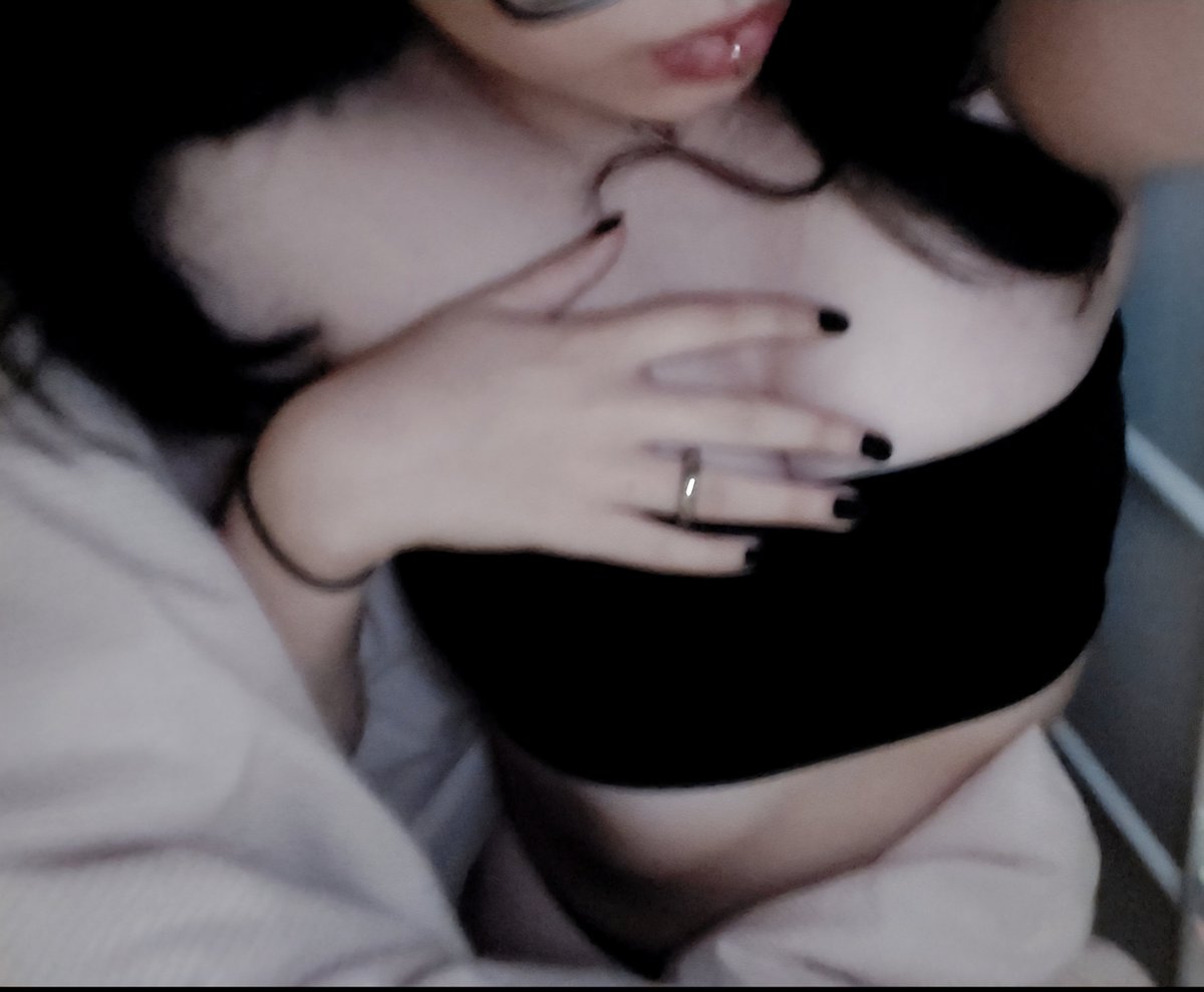 vamp_sized_bite's tweet photo. going to bed with no bite marks is a sad sight. 

#nsfwtwt https://t.co/wdxD7P7tBm