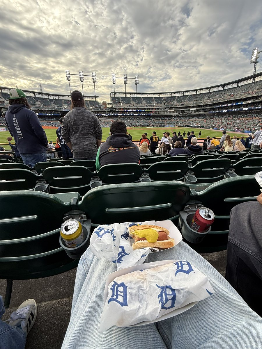 CadeClutch's tweet photo. Double hot dog for JV #thisisforyou @JustinVerlander https://t.co/i7Dxm9CGjm