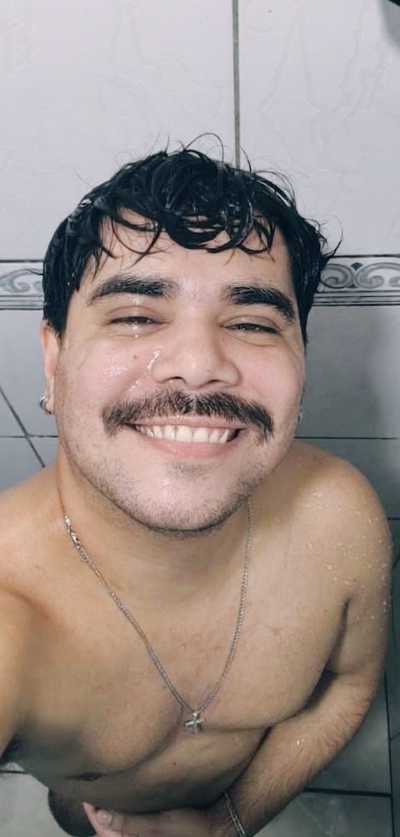wengglytuff's tweet photo. Cavanhaque no more. Agora um bigodudo suave molhado https://t.co/b7ReqUoKsO