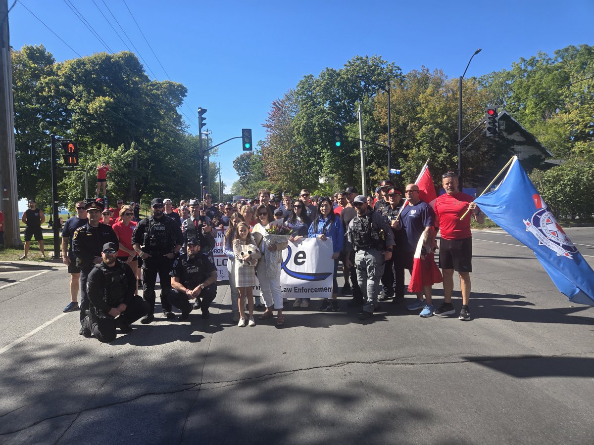 CPPOM's tweet photo. National Peace Officers' Memorial Run @460km stops by hospital where Belleville Police Service @BLVLPolice Constable Jeff Smith is recovering after Synagogue shooting. ❤️💙 https://t.co/T1QO337ZnE