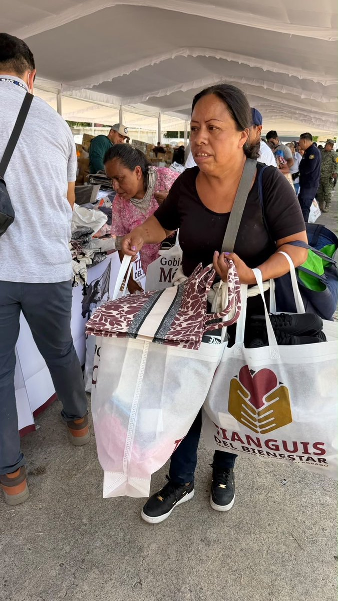 SEGOB_mx's tweet photo. ¡El #TianguisDelBienestar llegó a #Morelos para entregar productos de primera necesidad de manera gratuita!

📦 Se repartieron 23.68 toneladas de artículos para contribuir al bienestar de las familias de la comunidad.

#ConstruyendoLaPaz🕊️ https://t.co/JHlyaEdN0M
