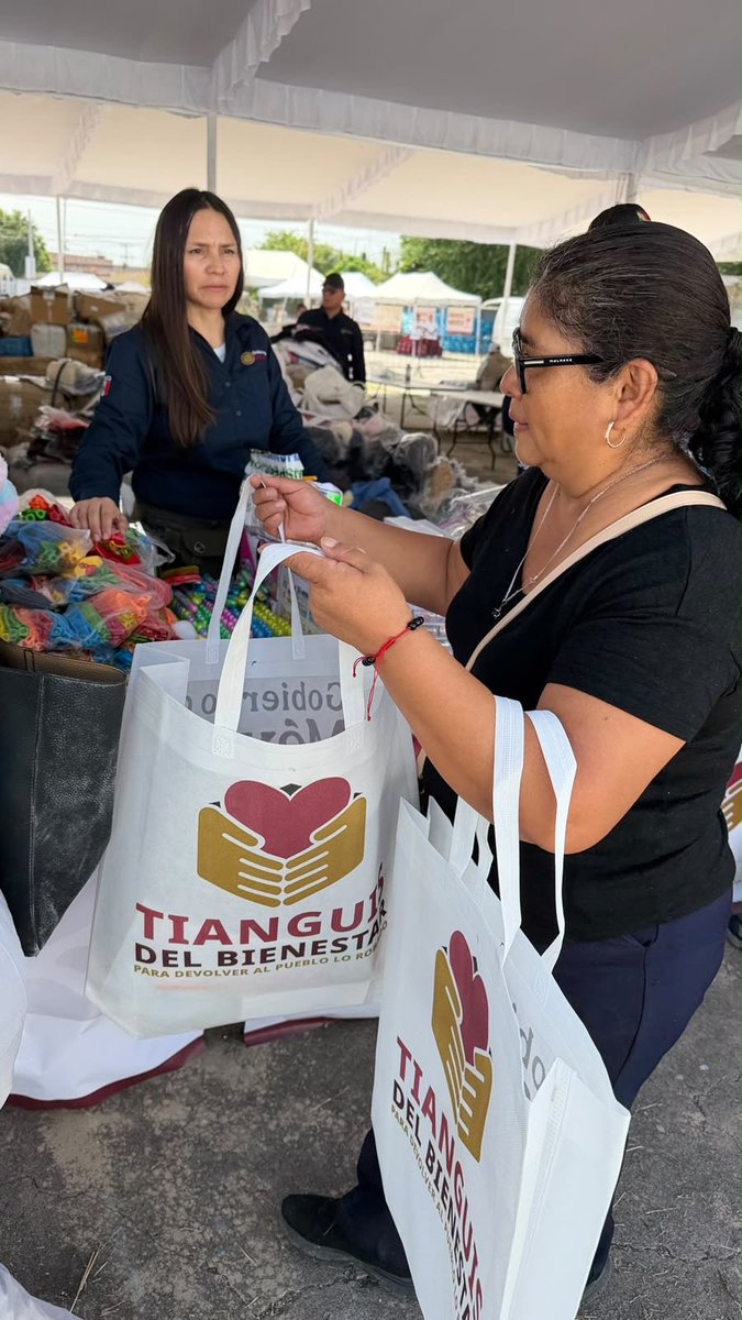 SEGOB_mx's tweet photo. ¡El #TianguisDelBienestar llegó a #Morelos para entregar productos de primera necesidad de manera gratuita!

📦 Se repartieron 23.68 toneladas de artículos para contribuir al bienestar de las familias de la comunidad.

#ConstruyendoLaPaz🕊️ https://t.co/JHlyaEdN0M