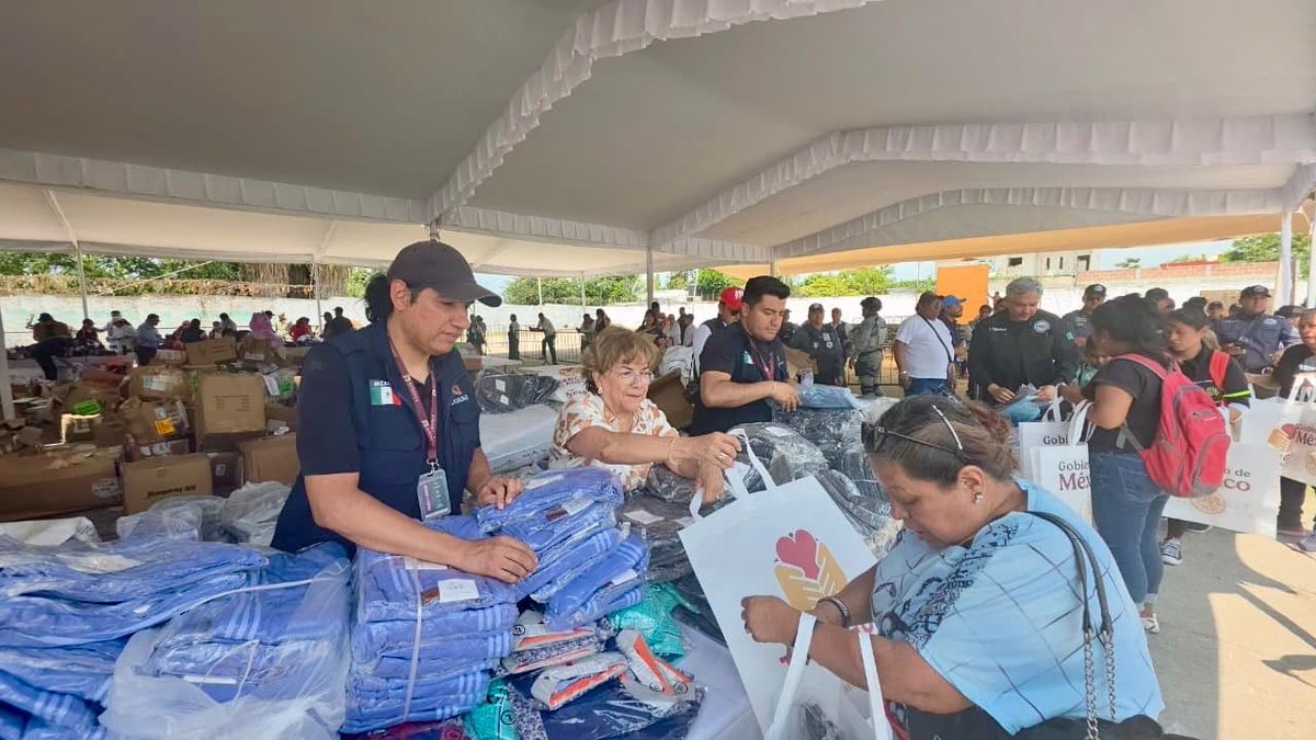 SEGOB_mx's tweet photo. ¡El #TianguisDelBienestar llegó a #Morelos para entregar productos de primera necesidad de manera gratuita!

📦 Se repartieron 23.68 toneladas de artículos para contribuir al bienestar de las familias de la comunidad.

#ConstruyendoLaPaz🕊️ https://t.co/JHlyaEdN0M