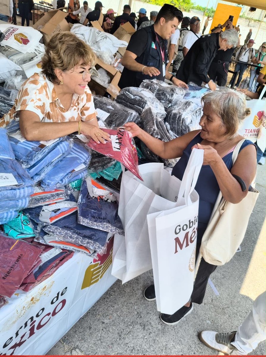 SEGOB_mx's tweet photo. ¡El #TianguisDelBienestar llegó a #Morelos para entregar productos de primera necesidad de manera gratuita!

📦 Se repartieron 23.68 toneladas de artículos para contribuir al bienestar de las familias de la comunidad.

#ConstruyendoLaPaz🕊️ https://t.co/JHlyaEdN0M