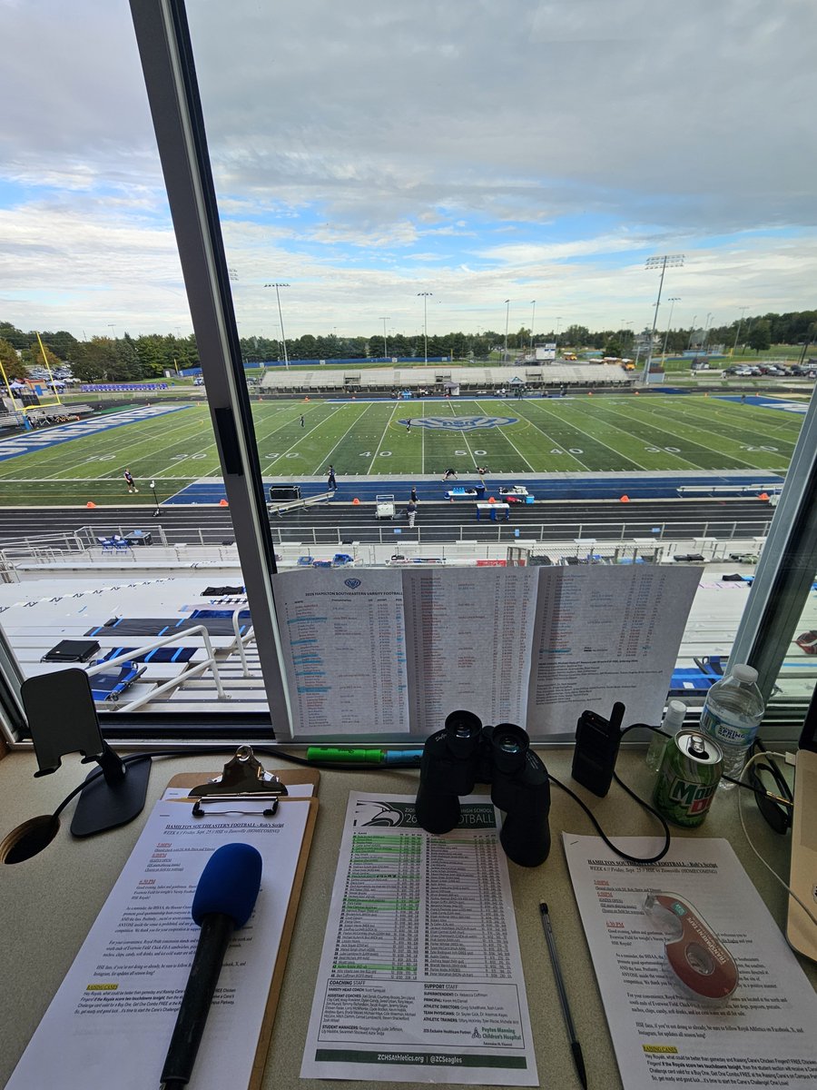 RobConnett1's tweet photo. @HSEFootball Royals vs. Eagles.
7:08pm kickoff.
Homecoming.
#PAannouncer #RoyalPride https://t.co/VkXVnNKLWq
