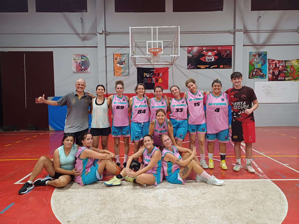 dasaliz's tweet photo. Derbi amistoso de muchos kilates ⛹️‍♀️ nuestras Senior y Mom's Team Rojo @CDJPuertaOscura nos han regalado un bonito espectáculo 🏀🤩
Pasión sin edad, esfuerzo sin límites 💪 el talento evoluciona, la entrega no prescribe ❤️
#MomsAlRojo 🔥
#SiempreJuntas 🫂 https://t.co/qgGaNwbuIR