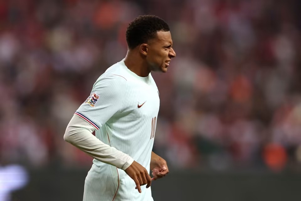 theMadridZone's tweet photo. 🚨 FRANCE OFFICIAL STATEMENT:

Following his winning strike, Kylian Mbappé has injured his knee. He is suffering from a tendon injury and is out for the rest of International Break. https://t.co/xPiCEtqGQx