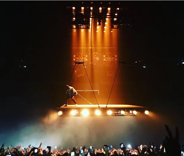 LiamMackay55602's tweet photo. No one can play with Kanye West when it comes to stage design https://t.co/LiSfT2MPH1