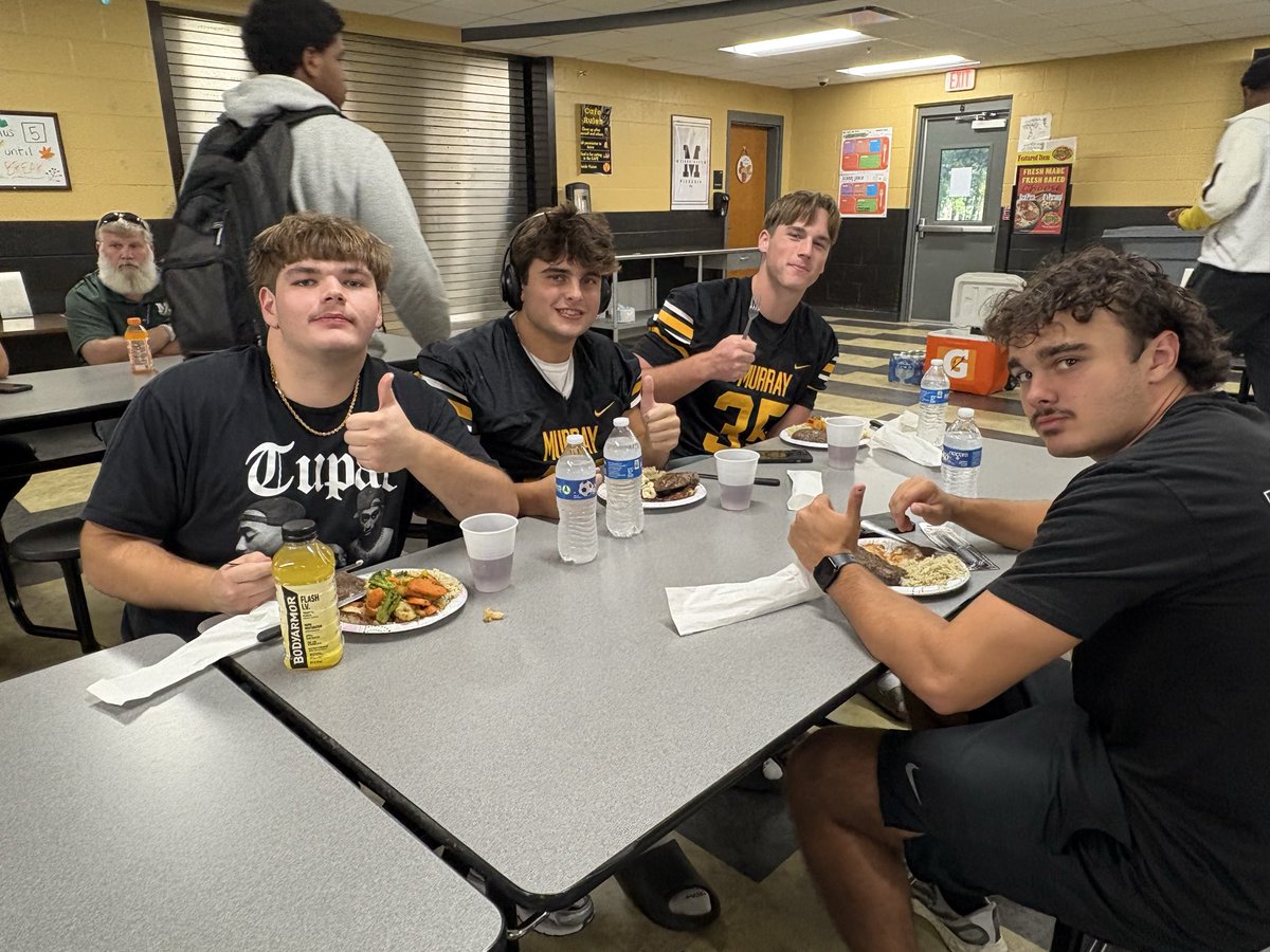 MurrayQBClub's tweet photo. Appreciate @moorsresort for sponsoring tonight’s pregame meal for our guys. Thank you! #wehunttogether #community https://t.co/9uBHnvrE2T